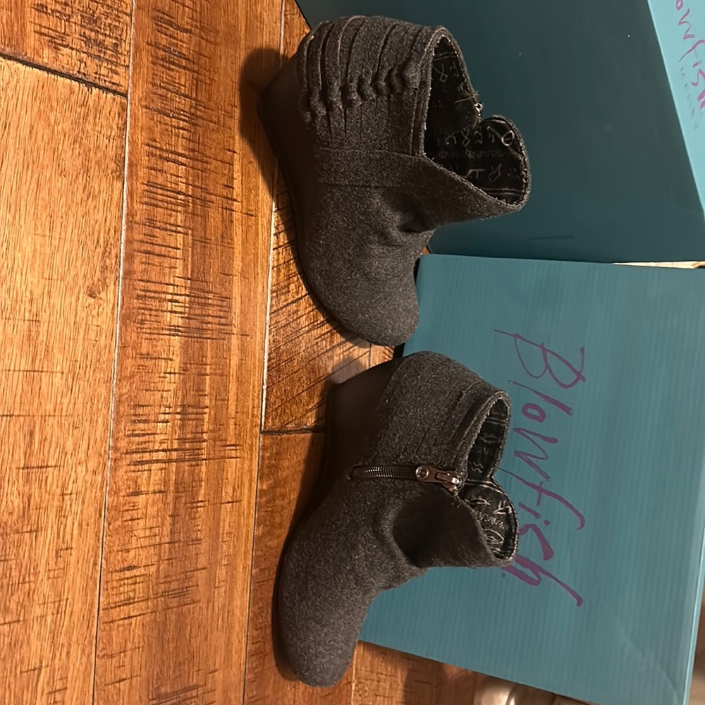New Never worn  Blowfish booties